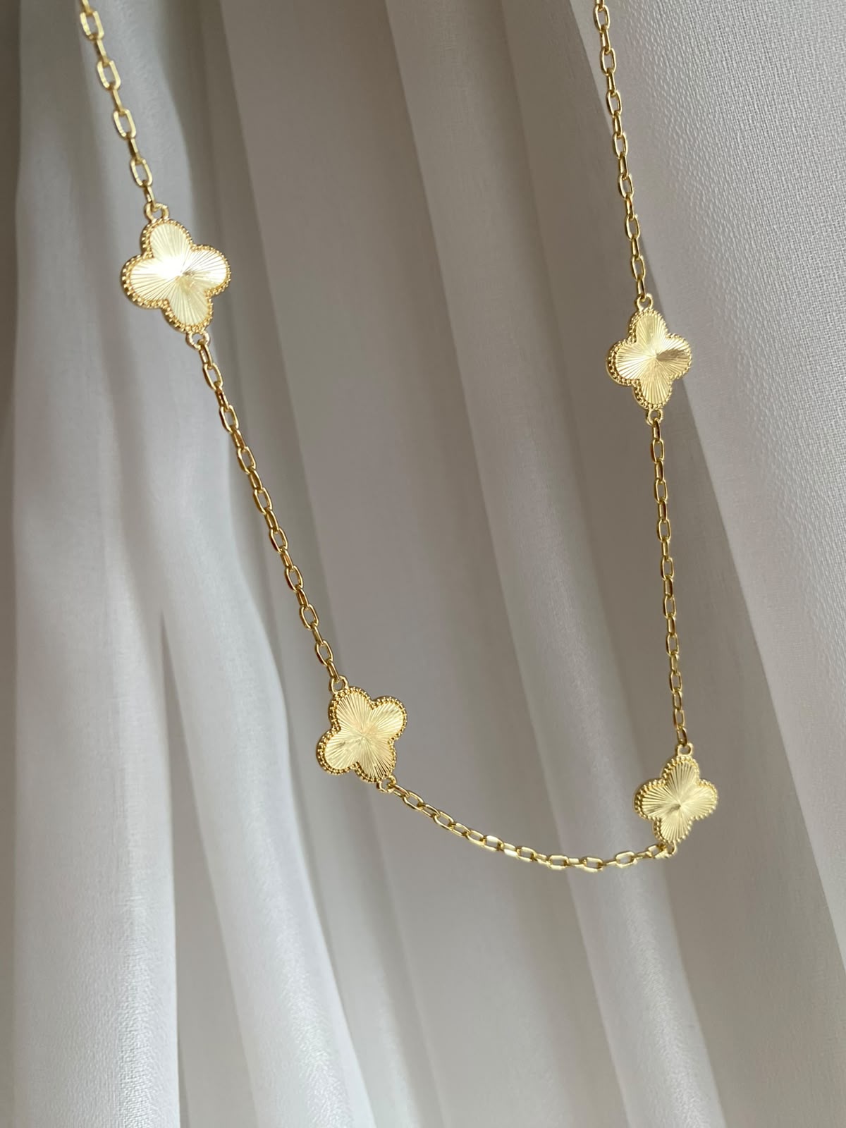 Gold clovers kolye