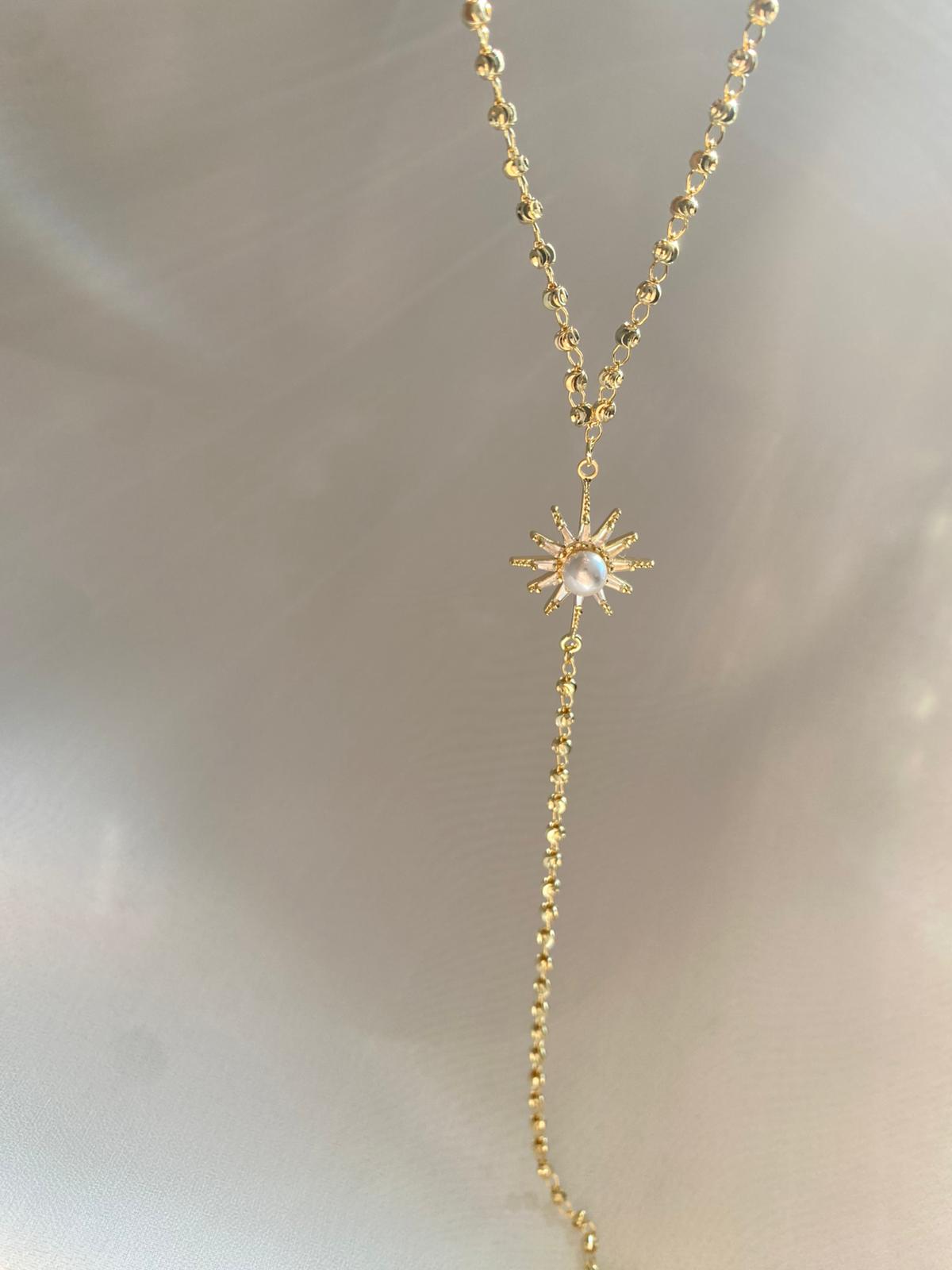 İnci Güneş y choker