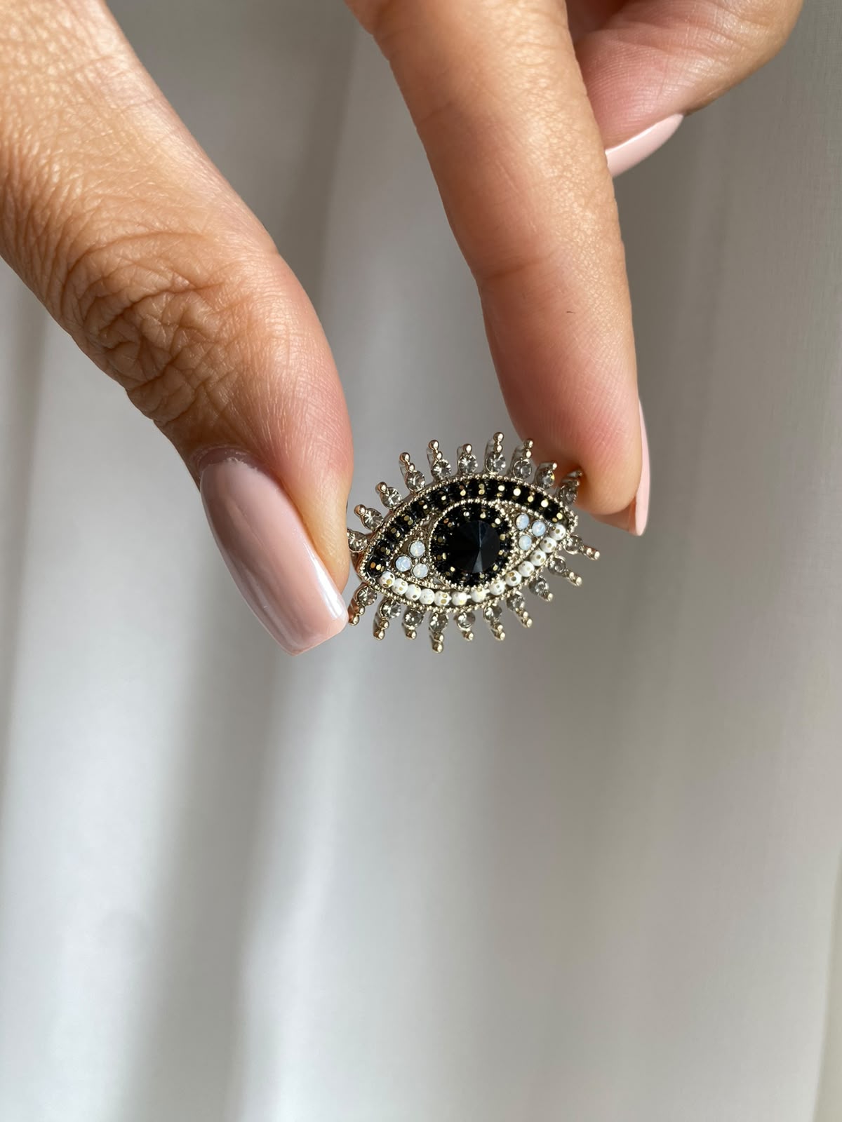 Black & pearl eye silver broş