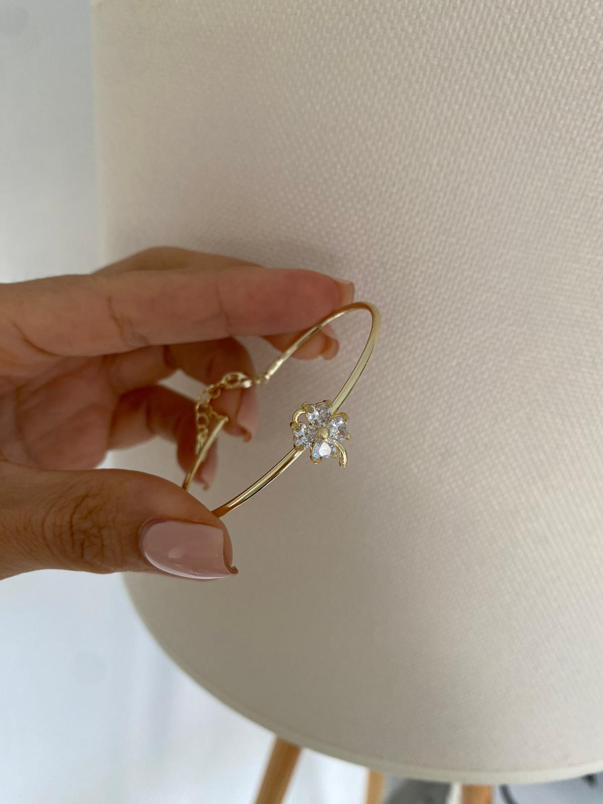 White clover ince kelepçe