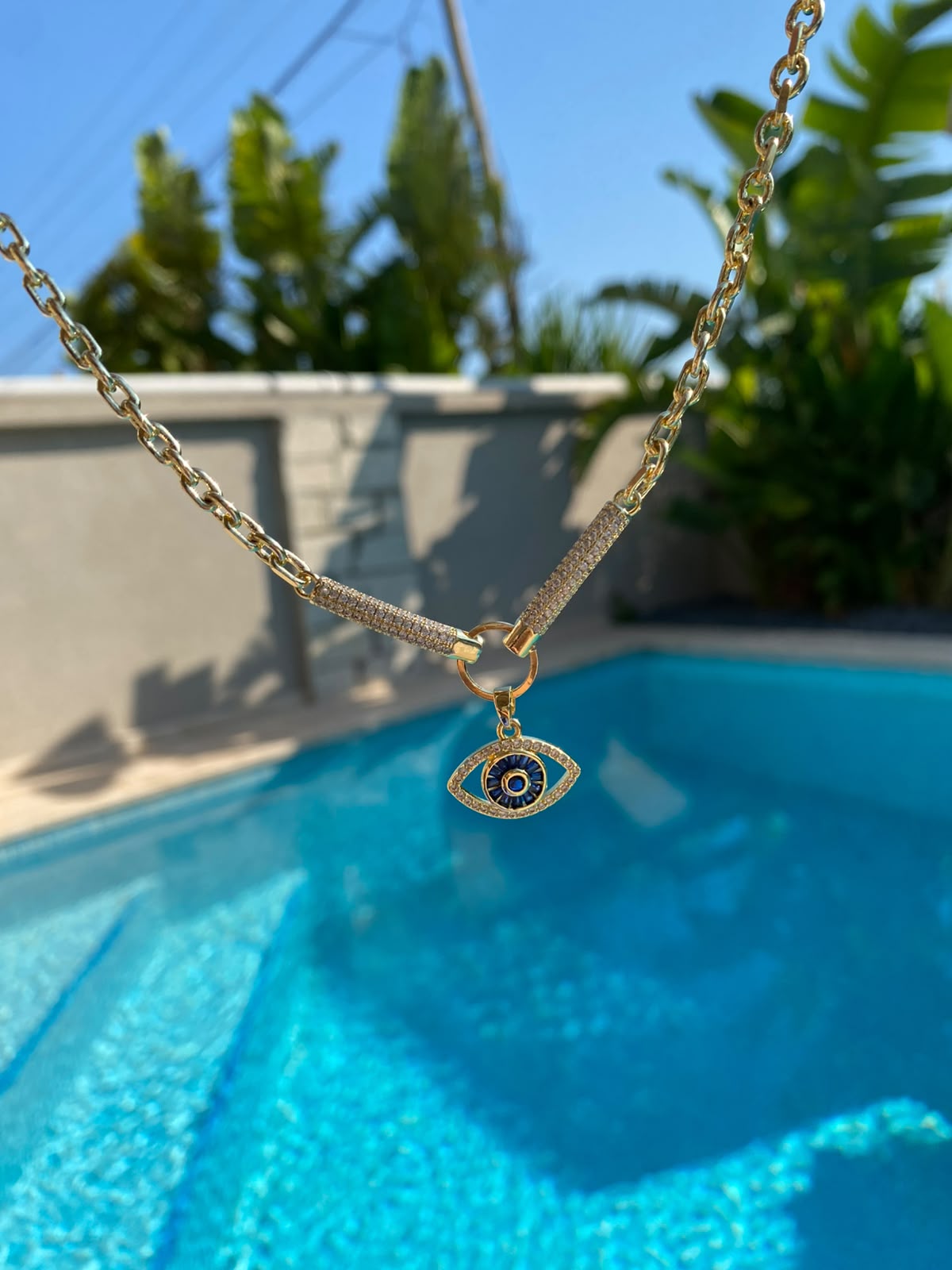 nancy eyes choker