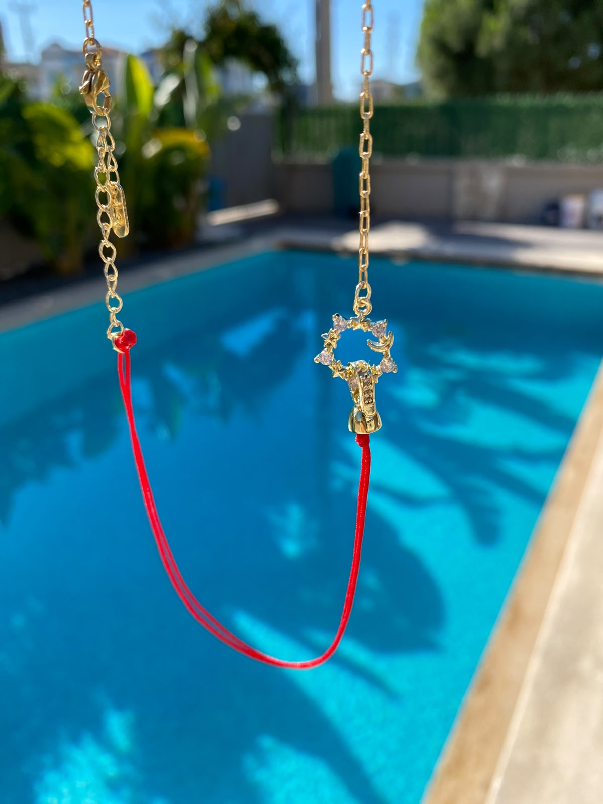 Red figure choker