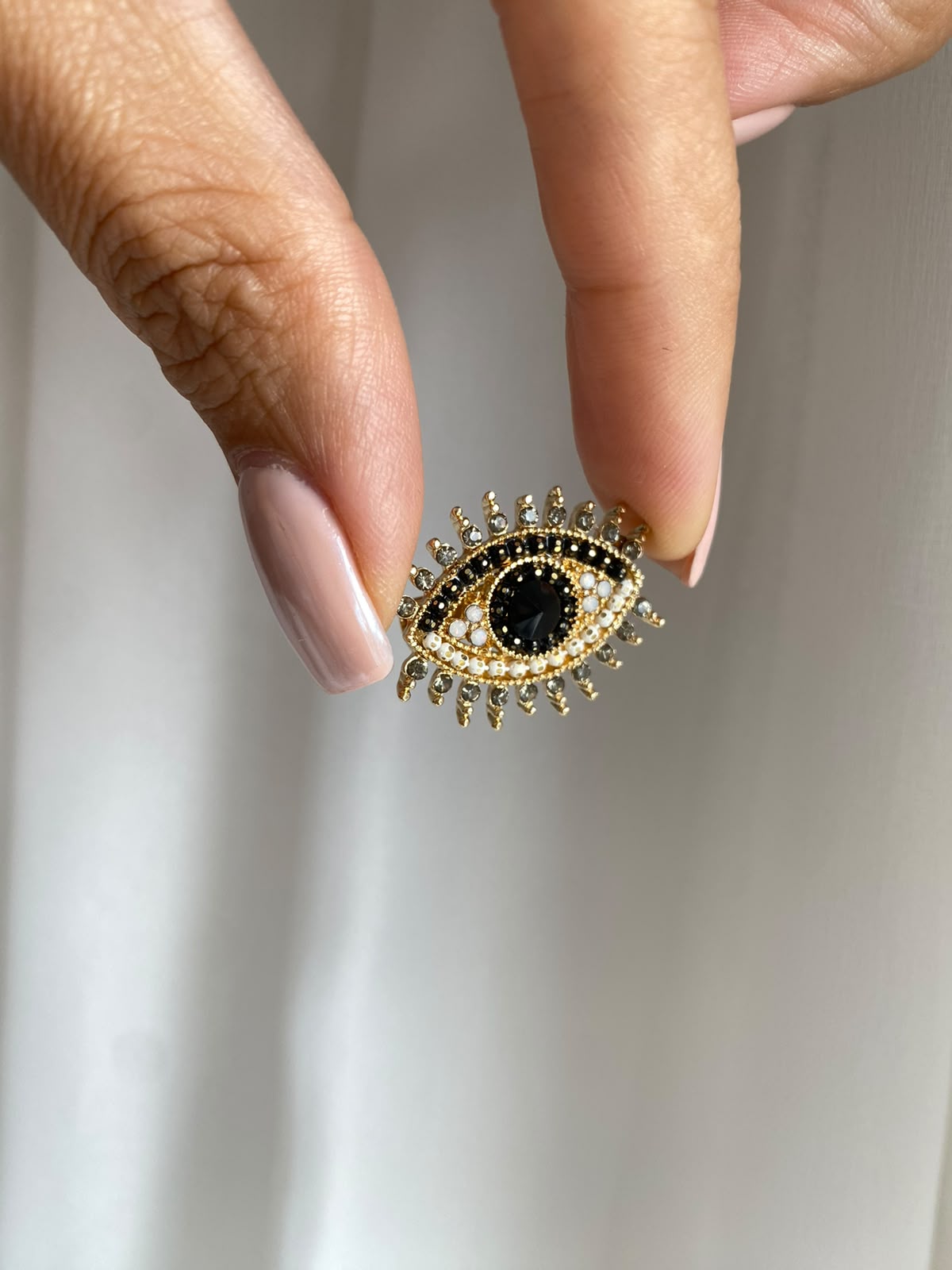 Black & Pearl eye broş