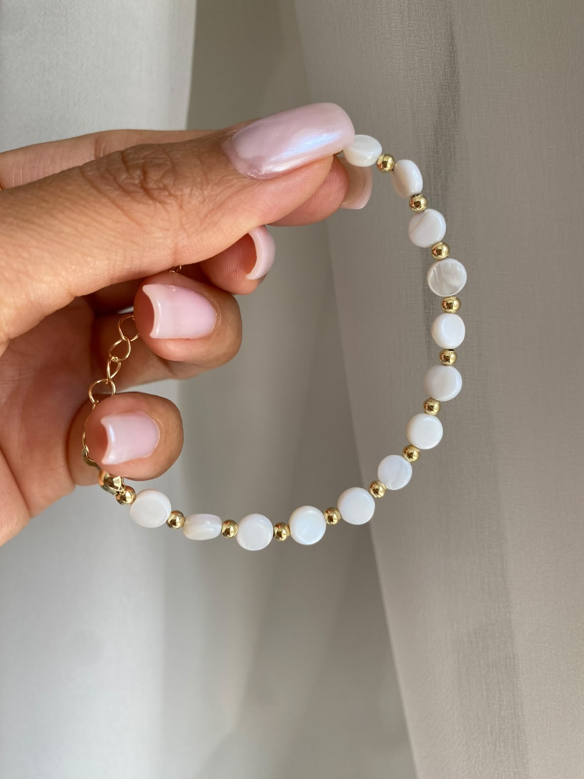 white bead bileklik