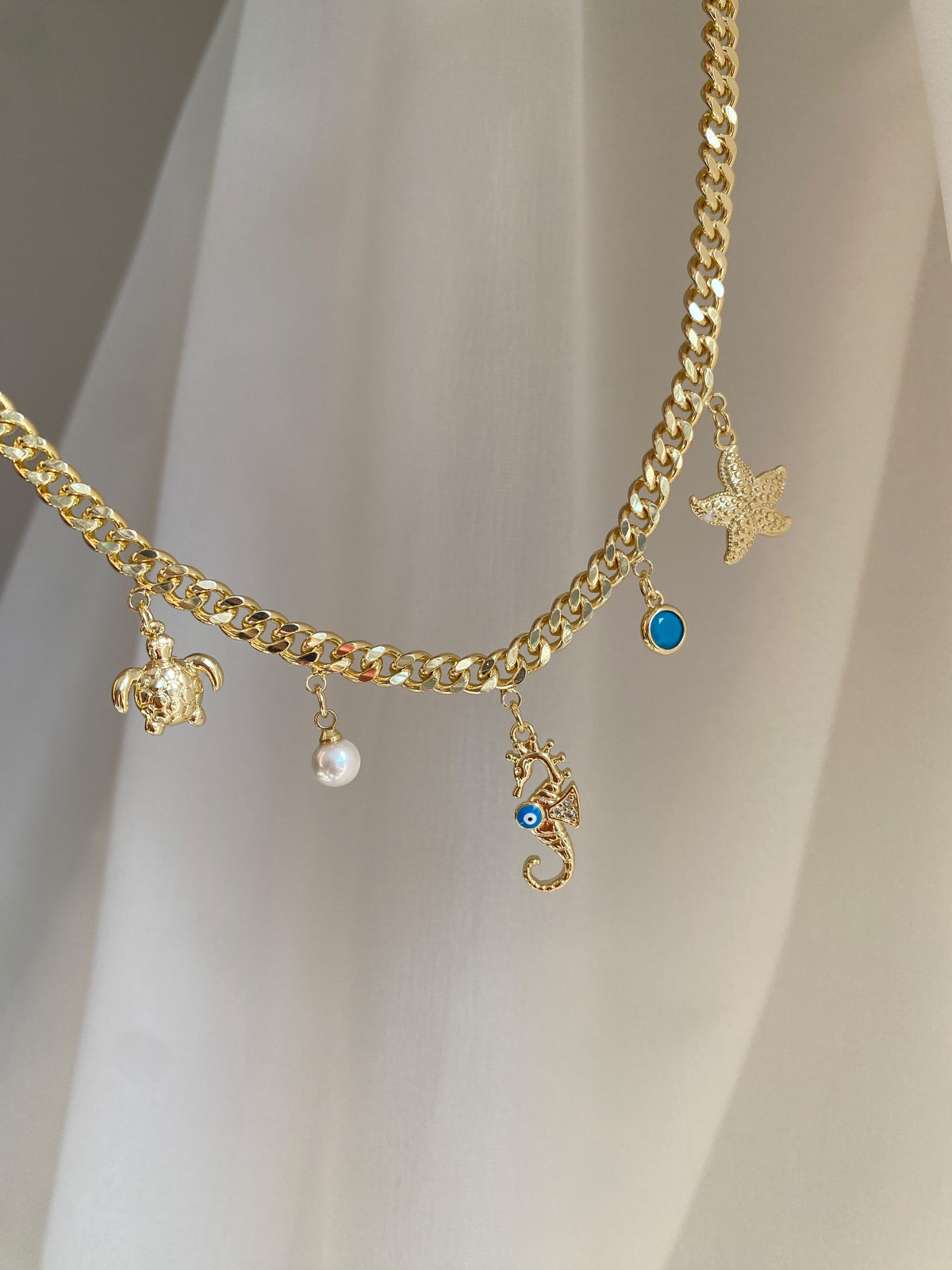 Seahorse figure choker