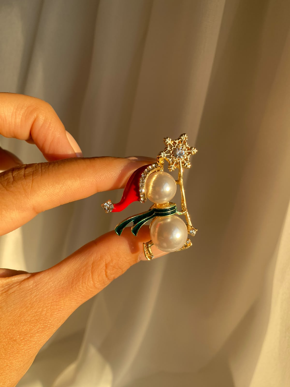 Pearl figure broş