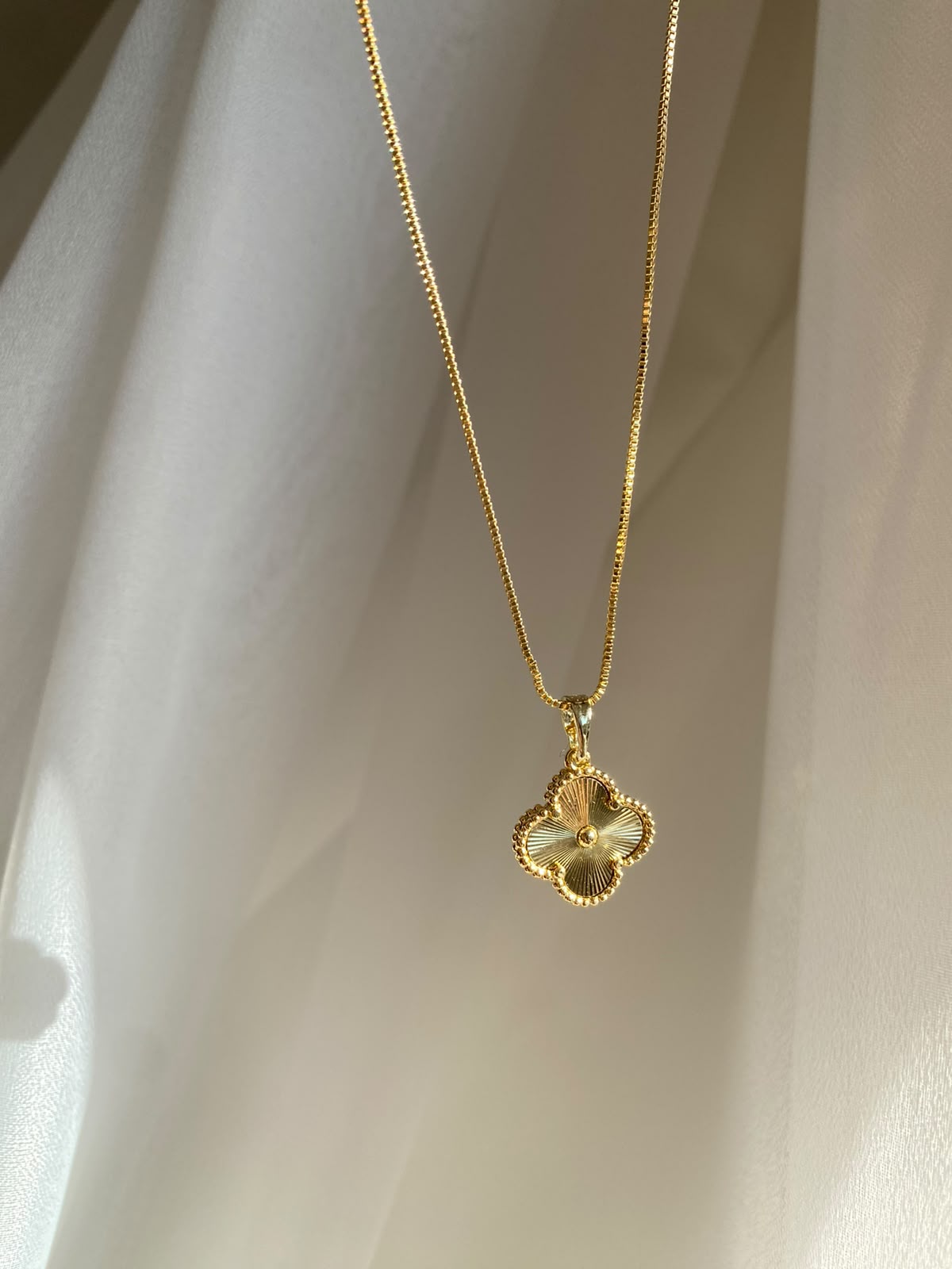 Gold clovers kolye
