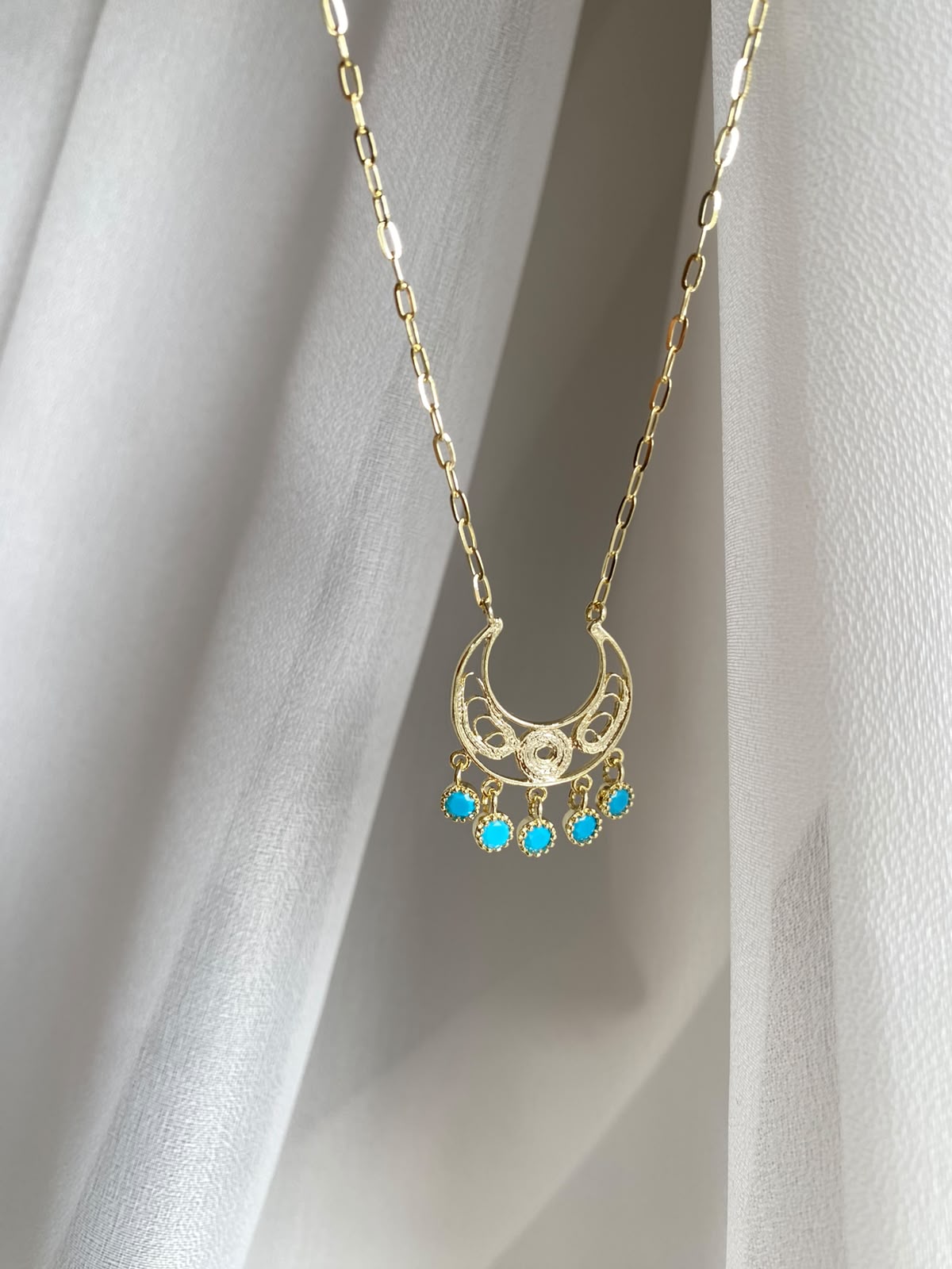 Hilal & blue round choker