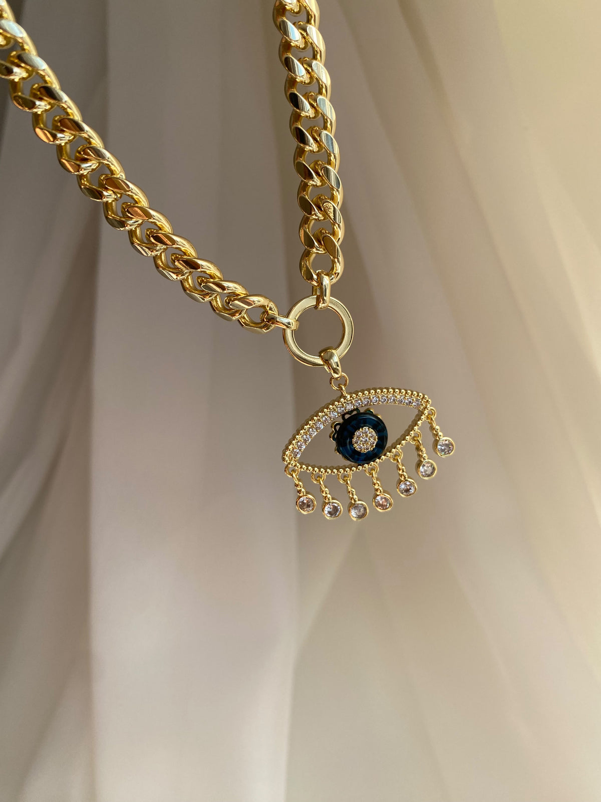 eyes round choker