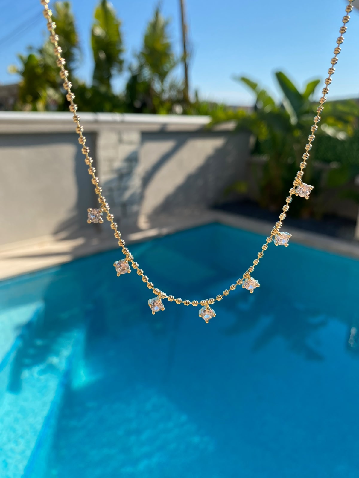 Rounds white choker