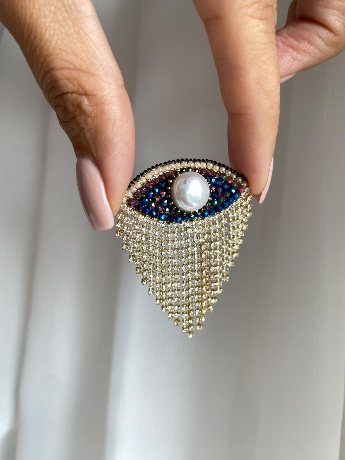 Pearl eye round sallantılı broş