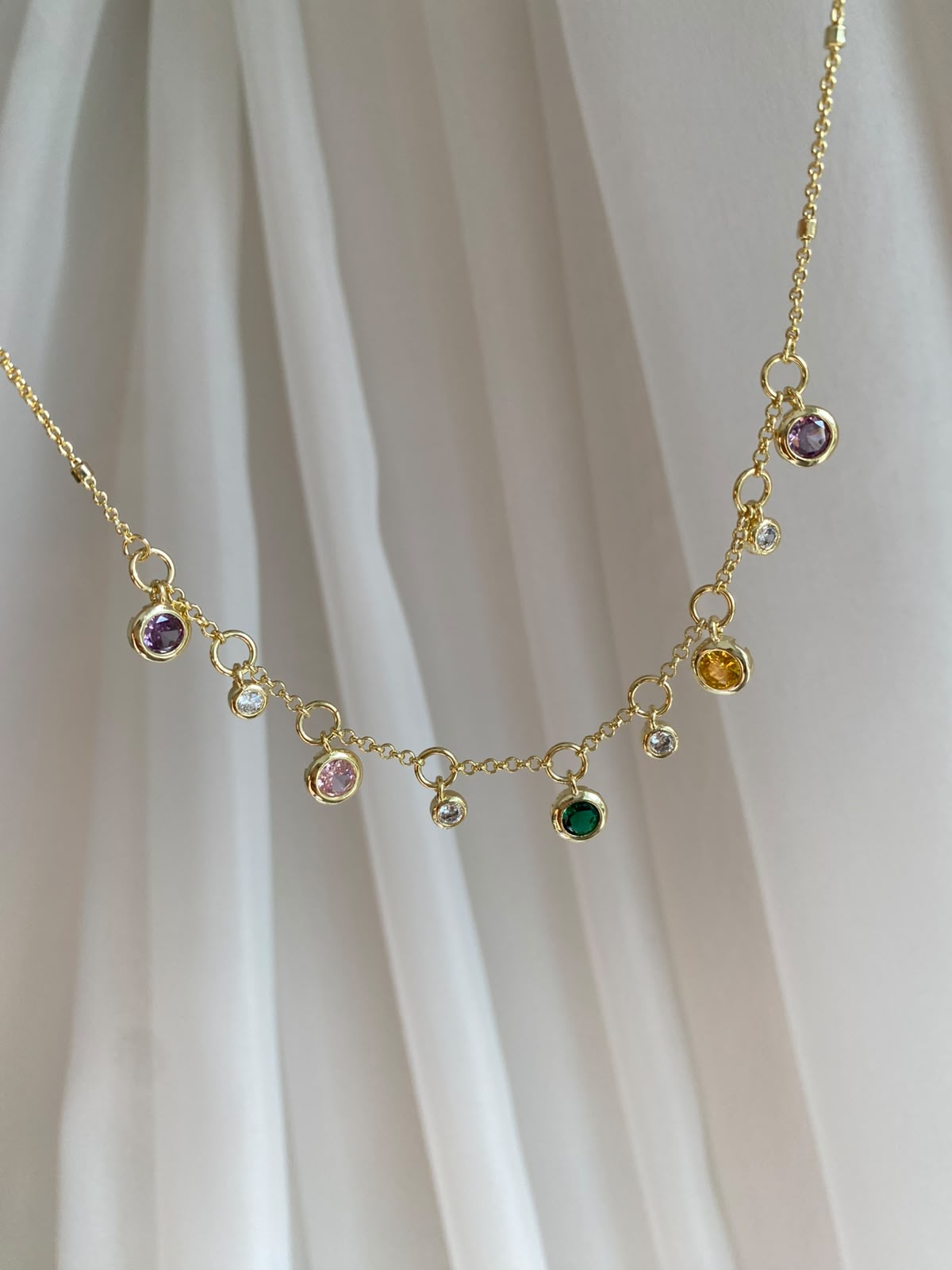 Colours round choker