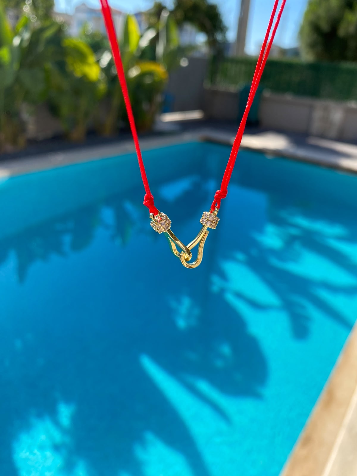 Red bond choker