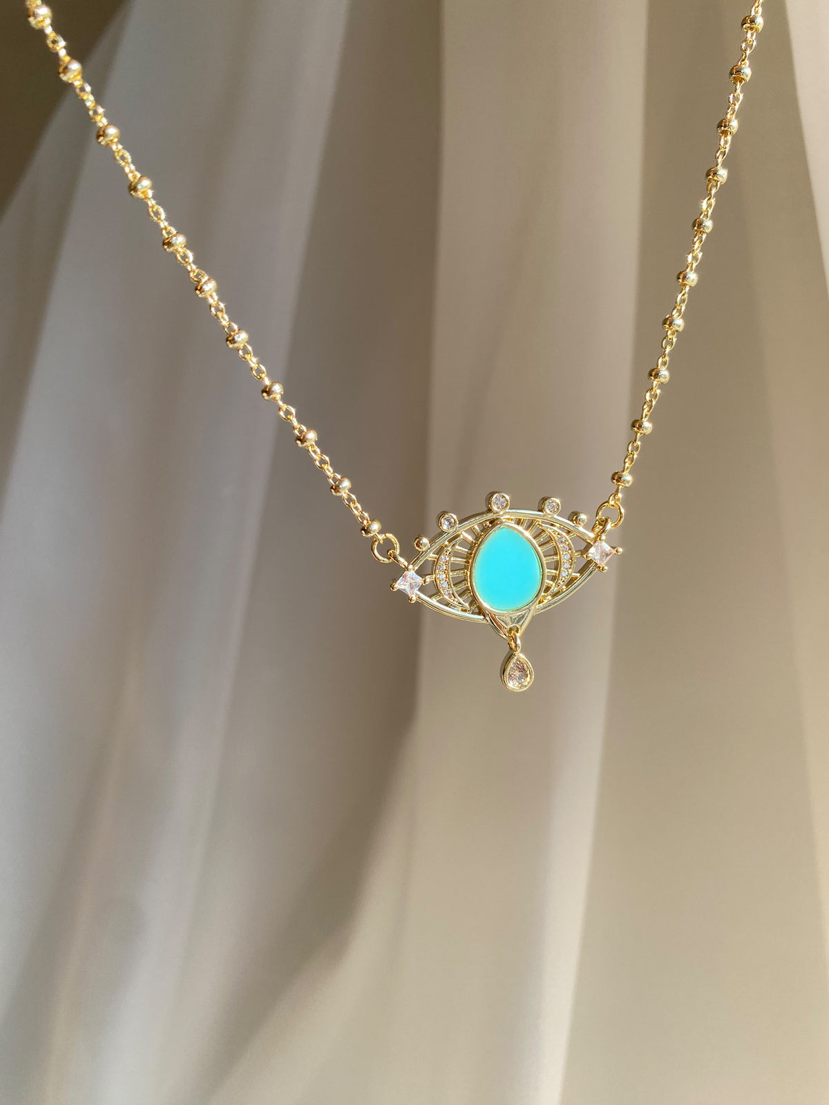 Eyes drop choker