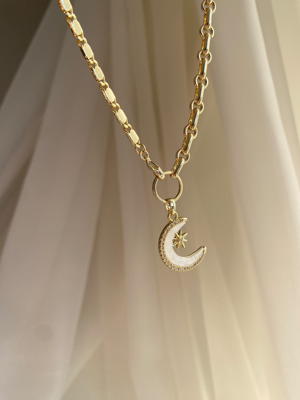 white moon kolye