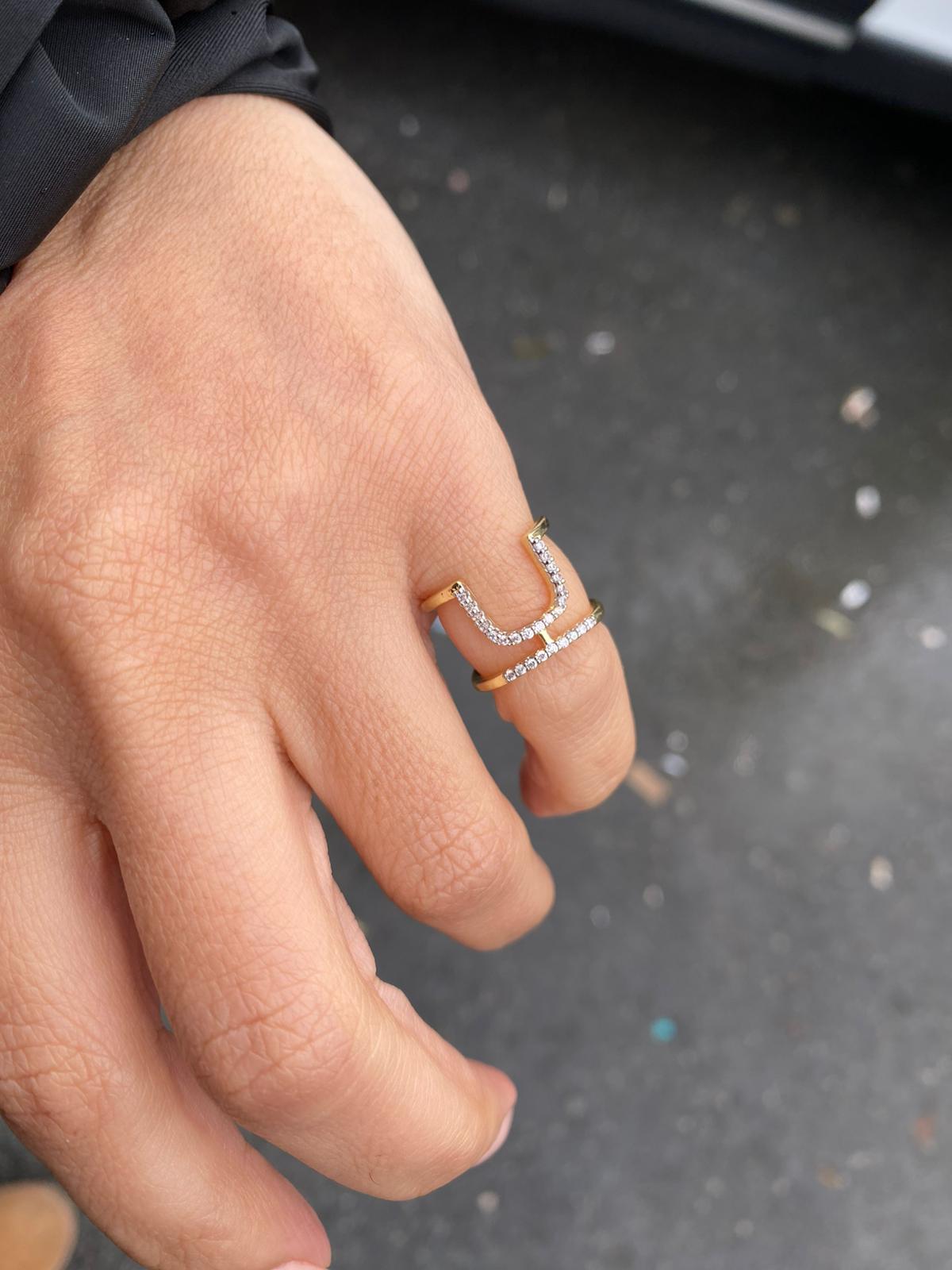 Cyrus serçe parmak yüzük