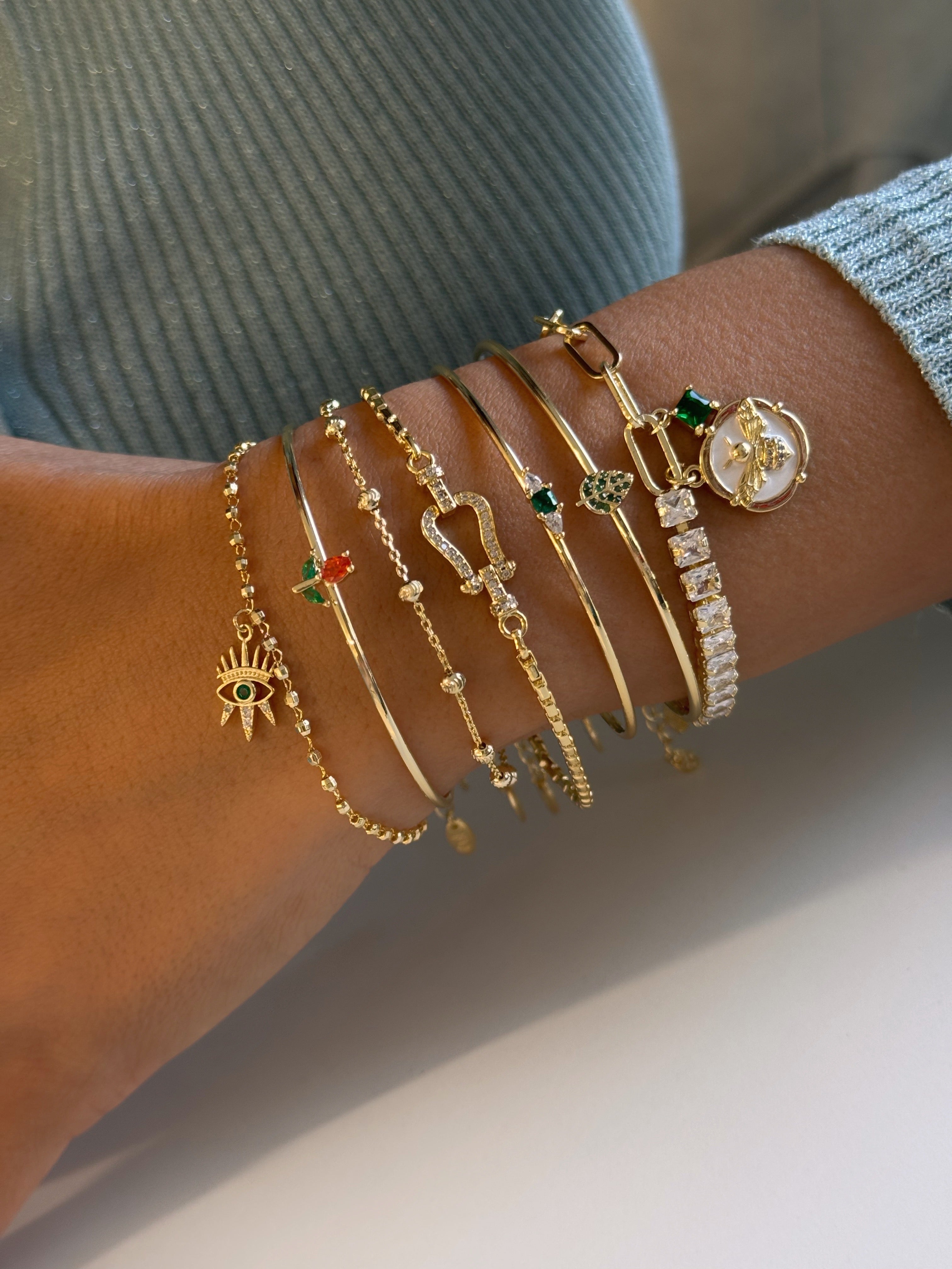 white symbol  bileklikler