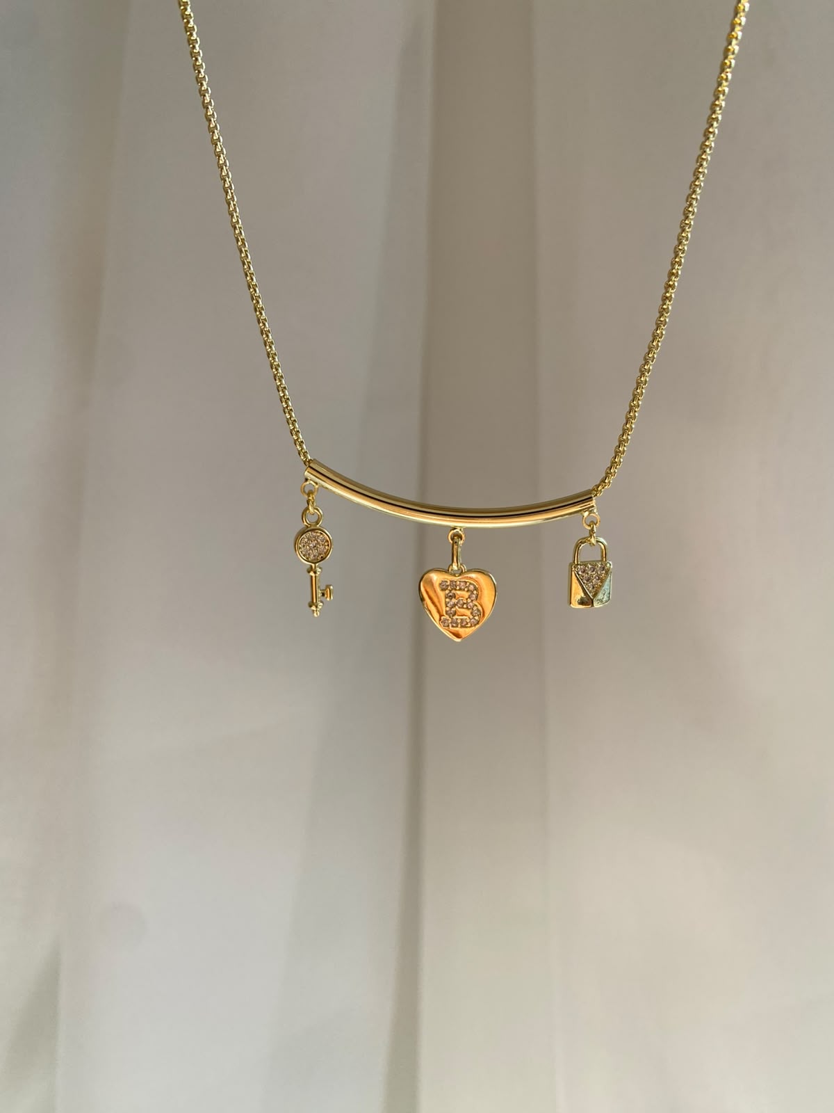 Charm Design harf choker