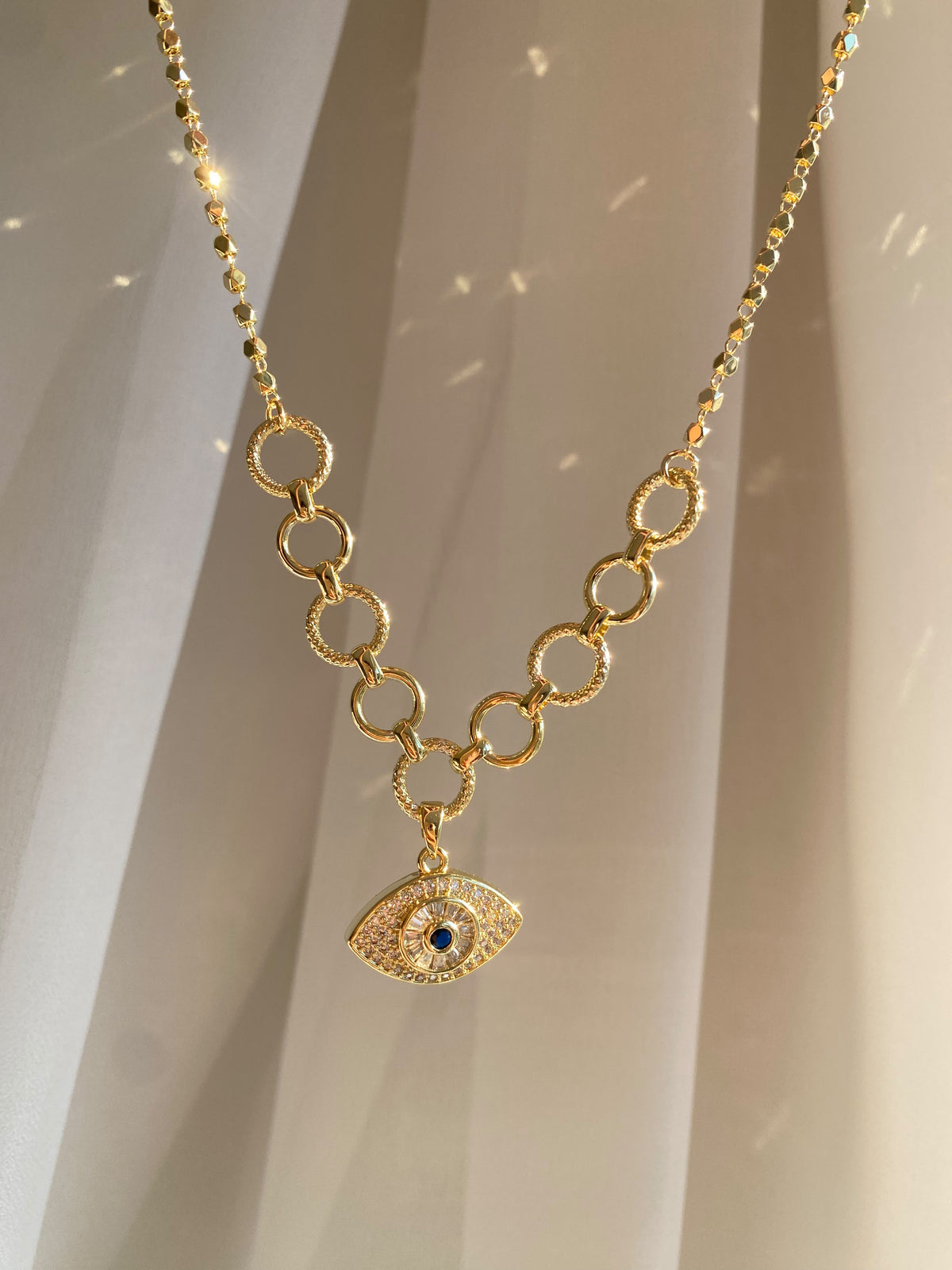 Zircon eyes choker