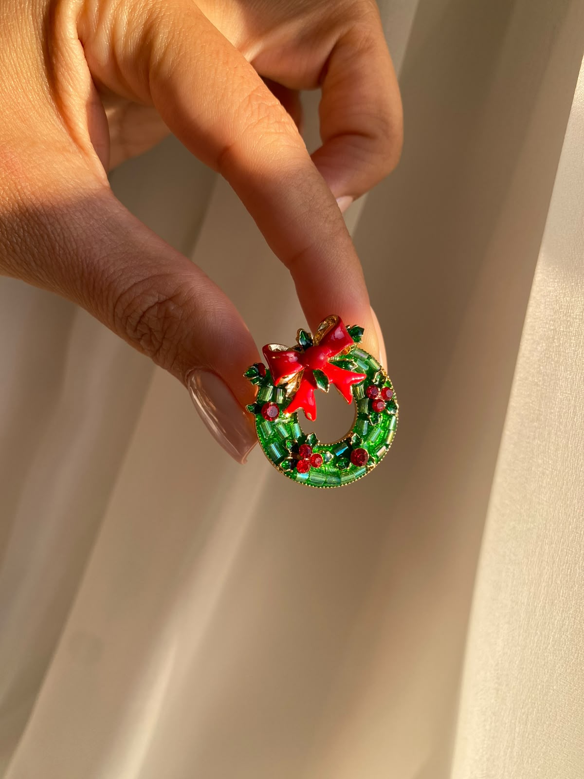 Ribbon ornament broş