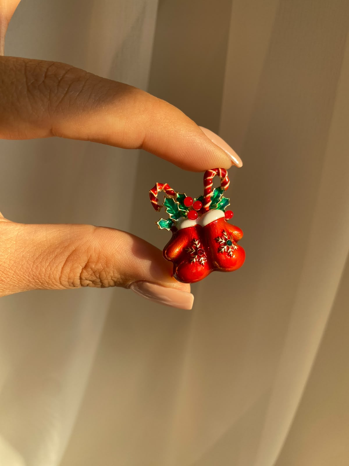 Red gloves broş