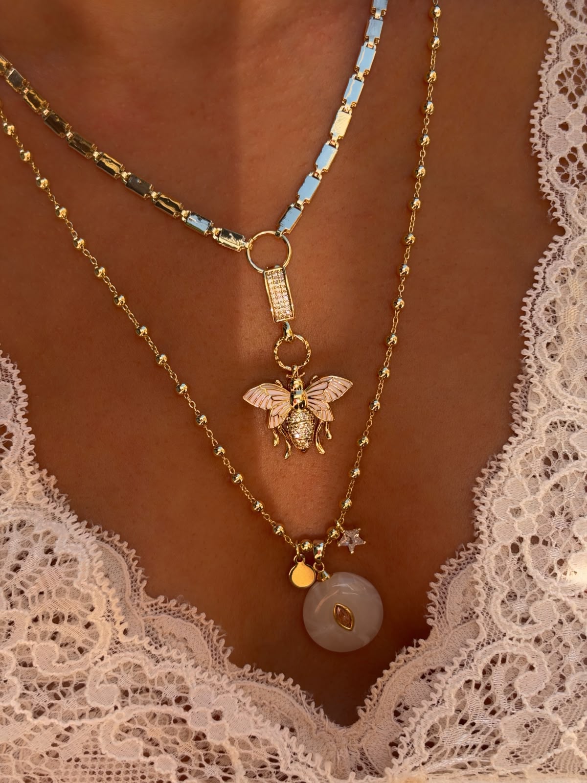 Bee & white stone kolyeler